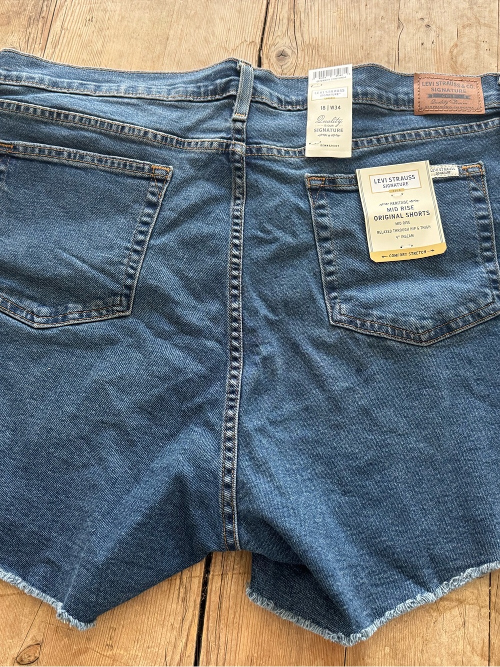 NWT Levi’s Denim High-Rise Frayed Hem Women's Shorts size 18 / 34 - Picture 3 of 9